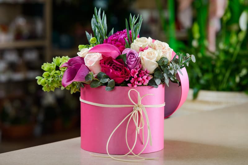Adorno de flores con tonos rosados.