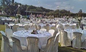 Decoración floral blanca para una mesa en un banquete de boda.