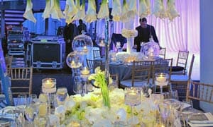 Centros de mesa en un banquete de boda al aire libre.