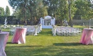 Decoración floral en una ceremonia.